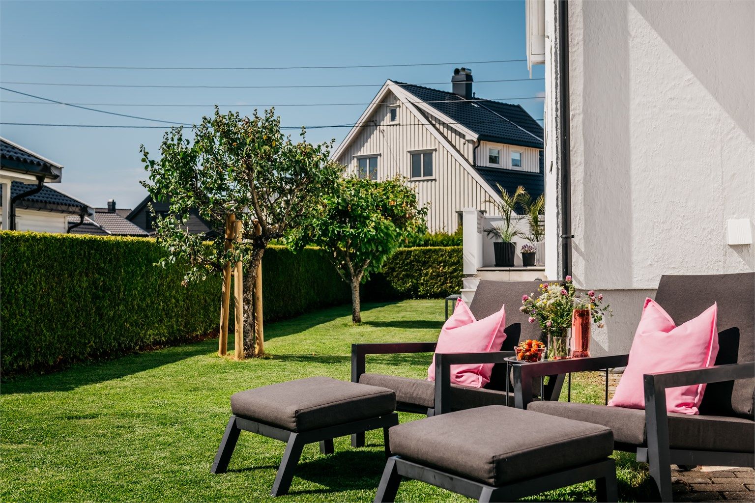 Pent opparbeidet hage med meget gode solforhold.