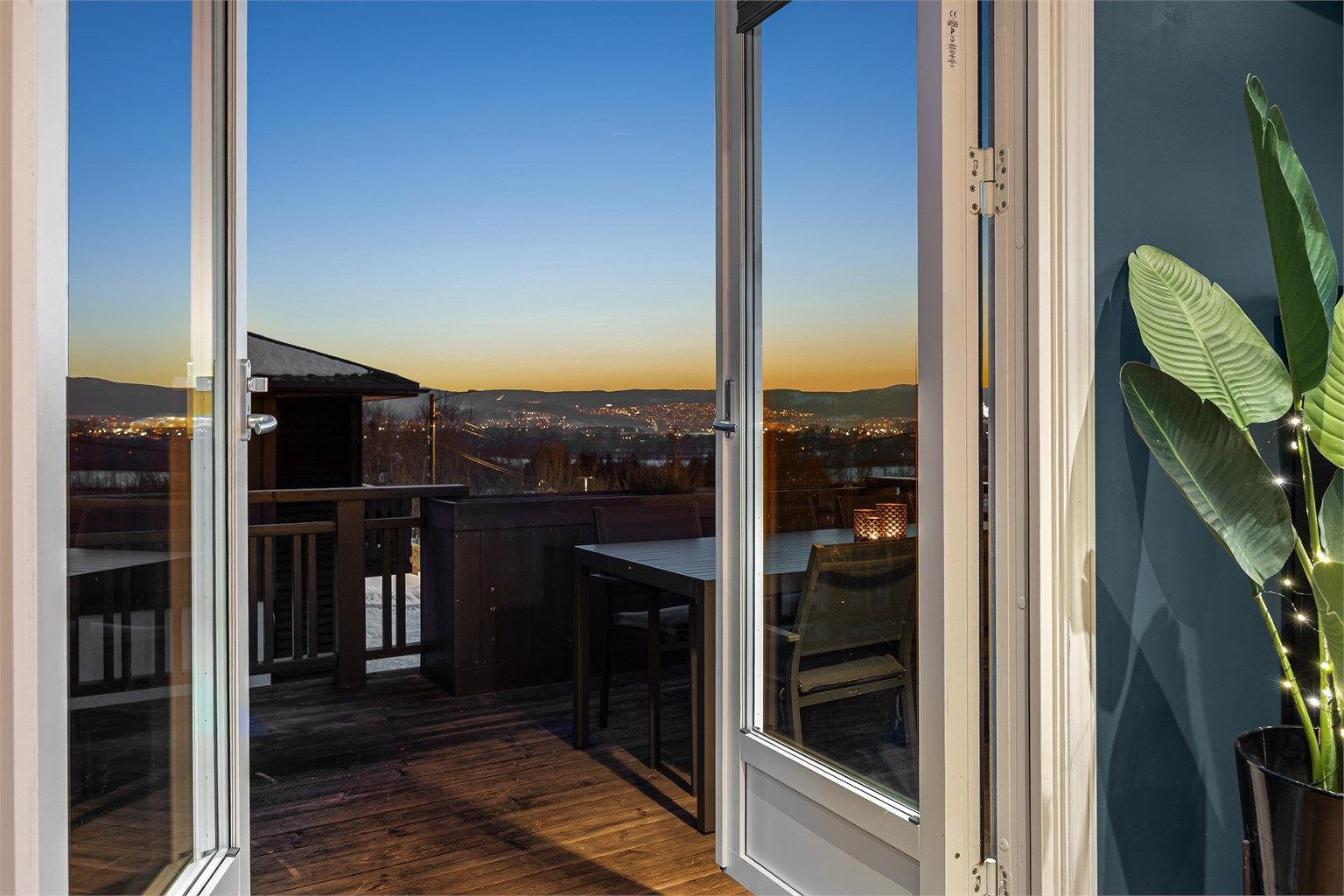 Fra stuen er det direkte utgang til en stor, sørvendt terrasse på cirka 44 m².