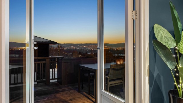 Fra stuen er det direkte utgang til en stor, sørvendt terrasse på cirka 44 m².