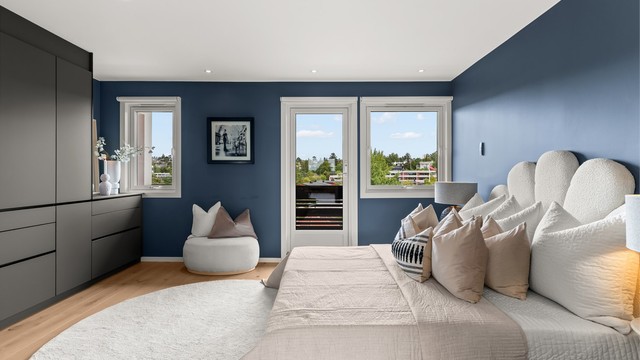 Hovedsoverommet har utgang til en privat, nordøst-vendt balkong på 12 m².