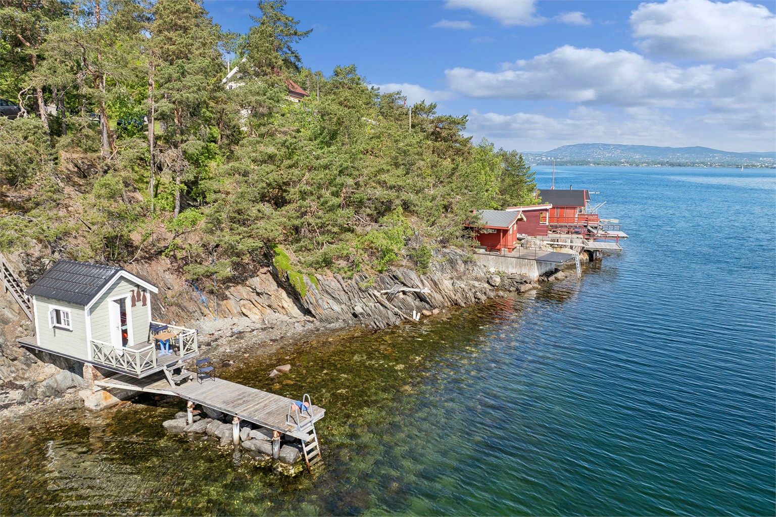 Sjelden mulighet! Badehus med egen brygge og mulighet for bøyefeste til båt! 
