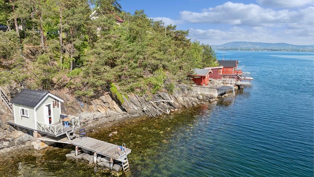 Sjelden mulighet! Badehus med egen brygge og mulighet for bøyefeste til båt!