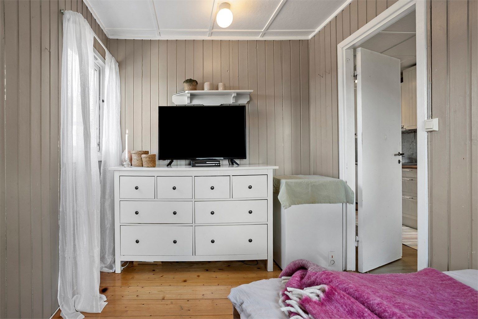 God plass til både seng og oppbevaringsmøbler.