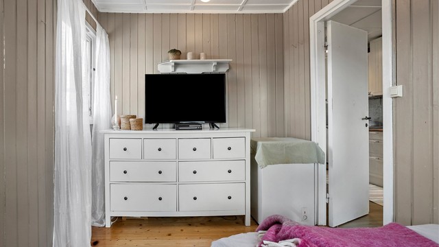 God plass til både seng og oppbevaringsmøbler.