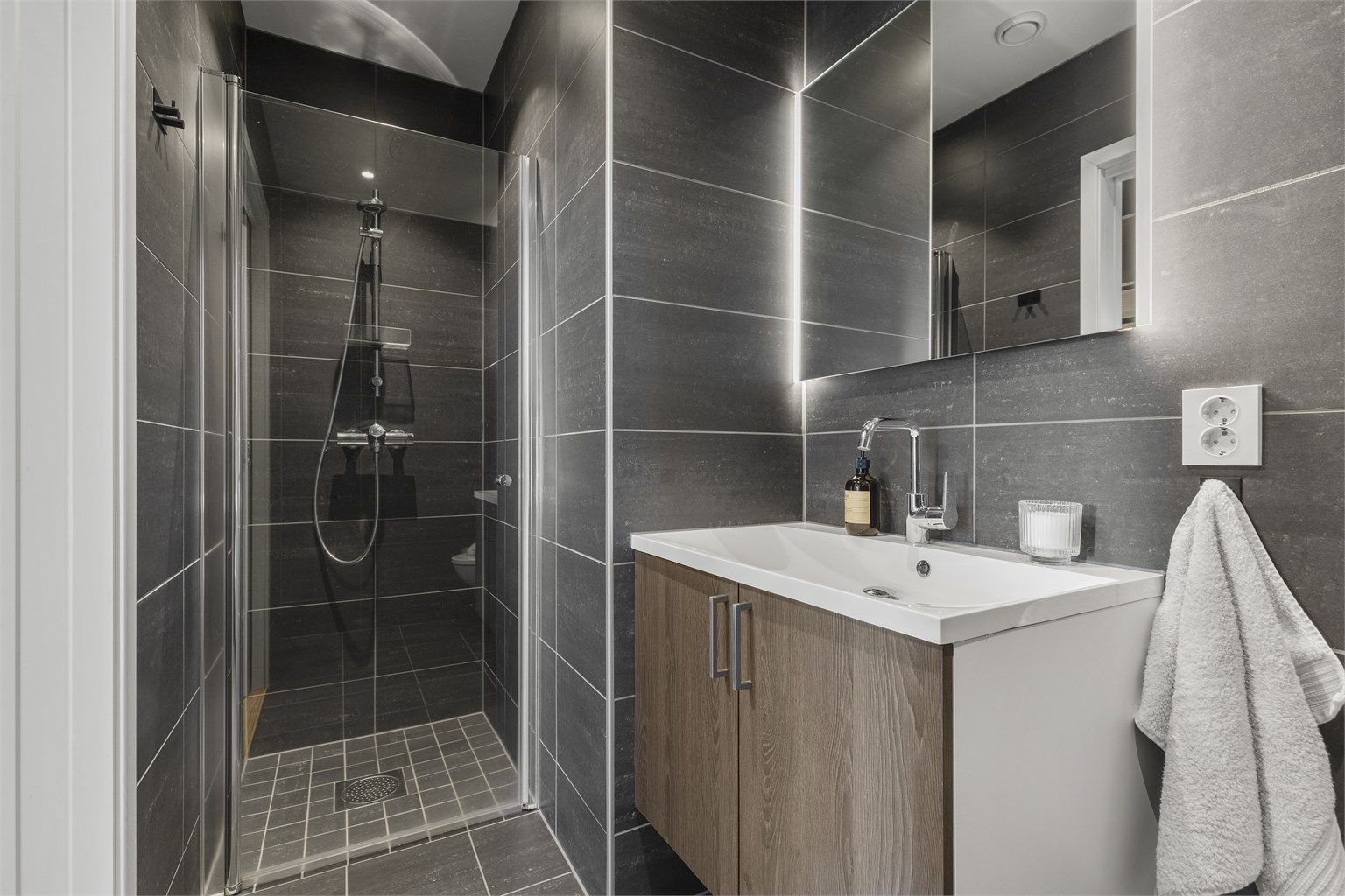 Moderne baderom fra byggeår på hovedsoverommet.