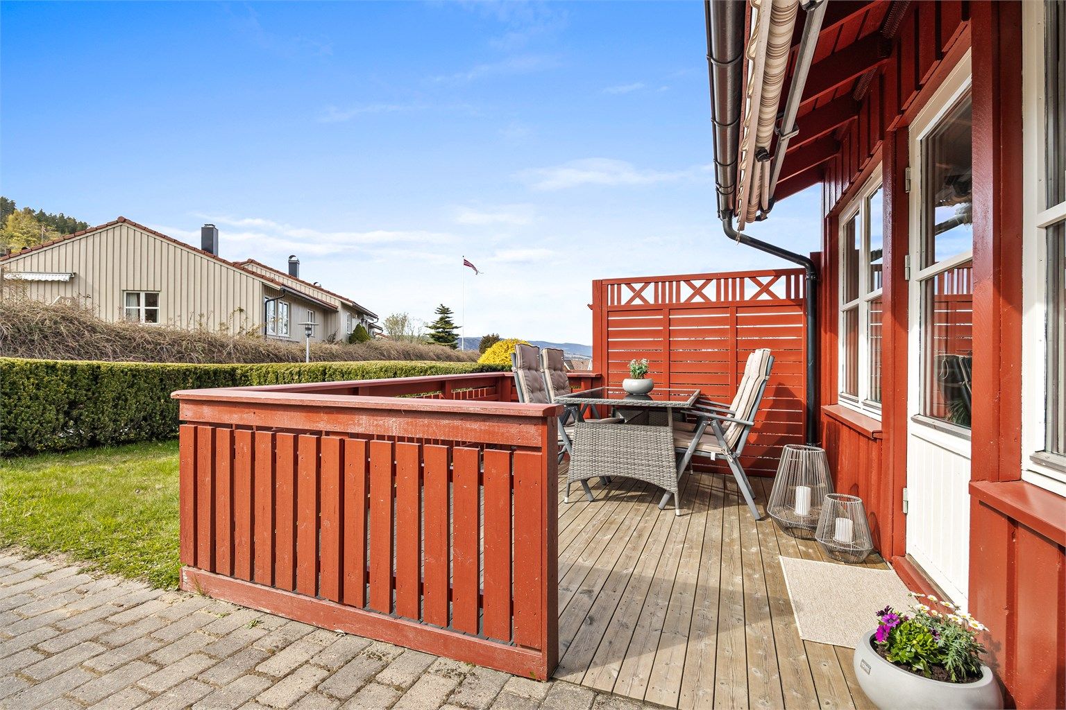 Hyggelig platting på fremsiden av boligen