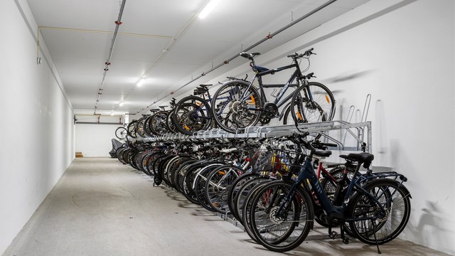 Sameiet har eget sykkelverksted/smørebod og rikelig med sykkelparkering.