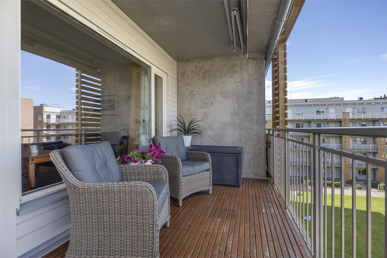 God plass til utemøbler og grill. Balkongen er belagt med treheller, har elektrisk markiske og stikkontakter