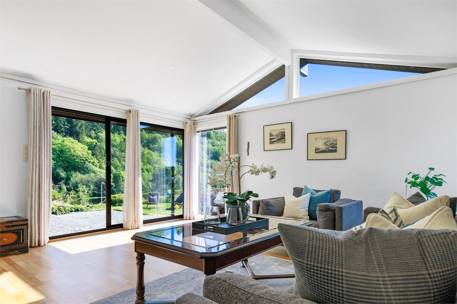 Stor stue og rikelig med vindusareal og lysinnslipp. 