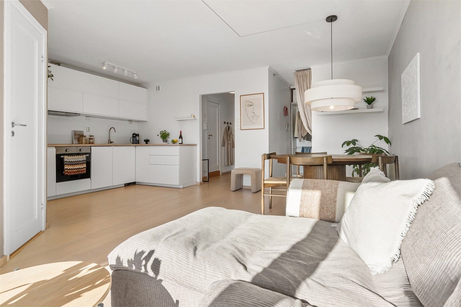 Leiligheten er innholdsrik og byr på en god planløsning. Moderne kjøkken og bad fra 2017