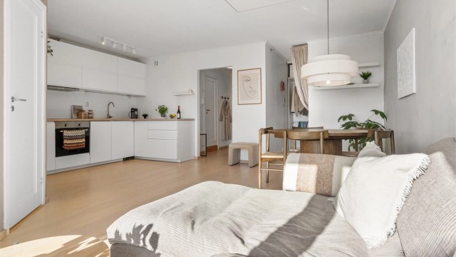 Leiligheten er innholdsrik og byr på en god planløsning. Moderne kjøkken og bad fra 2017
