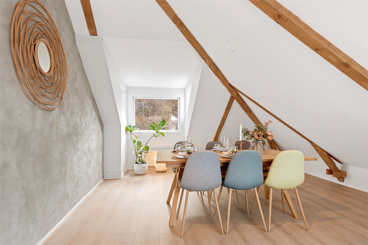 En av veggene har en dekorativ murpuss som gir rommet særpreg.