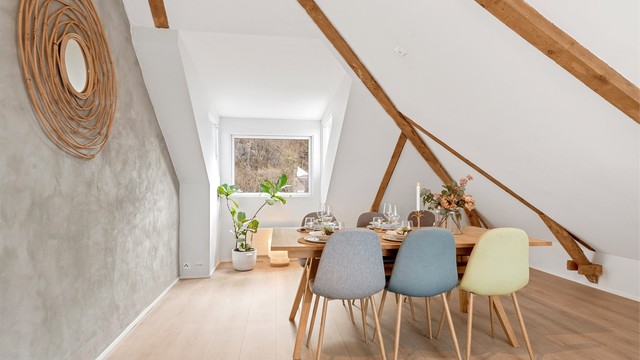 En av veggene har en dekorativ murpuss som gir rommet særpreg.