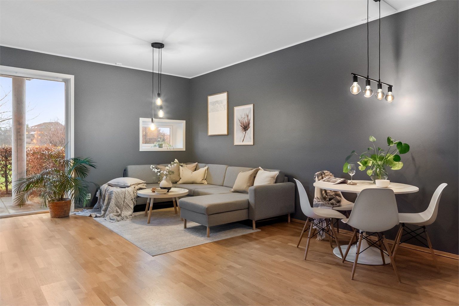 Stuen fremstår som lys og meget tiltalende med store vindusflater. Dette gir rikelig med naturlig lys og en luftig følelse