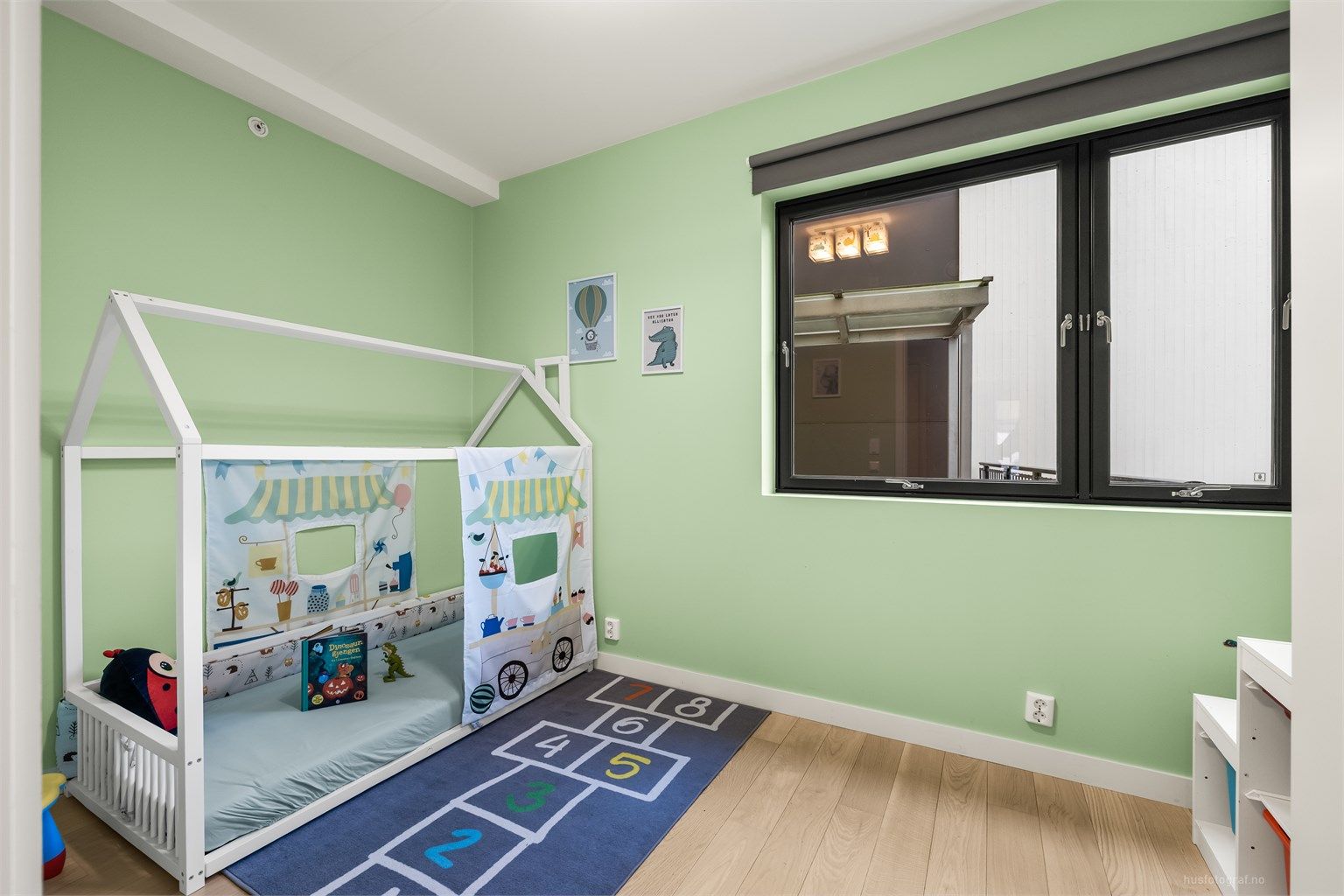 Soverom 2 med parkett på gulv, malte vegger og malt himling