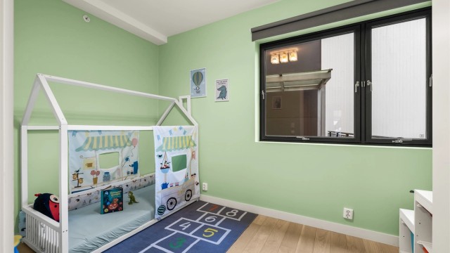 Soverom 2 med parkett på gulv, malte vegger og malt himling