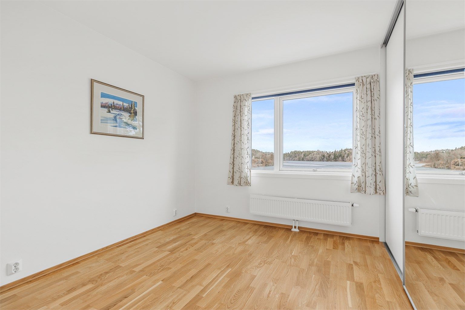 Leiligheten har 2 romslige soverom. Hovedsoverommet har god plass til dobbeltseng med nattbord på hver side. Her er det også en stor integrert skyvedørsgarderobe.