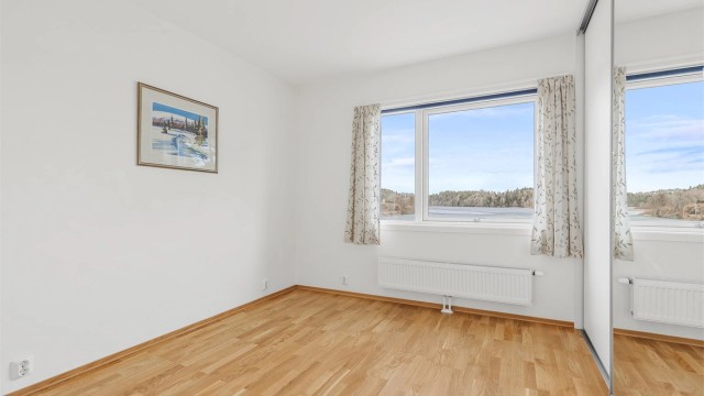 Leiligheten har 2 romslige soverom. Hovedsoverommet har god plass til dobbeltseng med nattbord på hver side. Her er det også en stor integrert skyvedørsgarderobe.