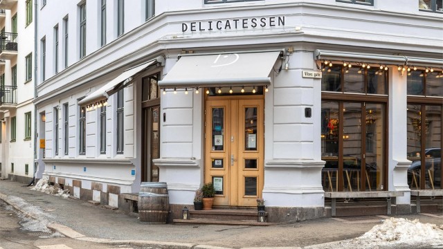 Rett over gaten har du restauranten Delicatessen.