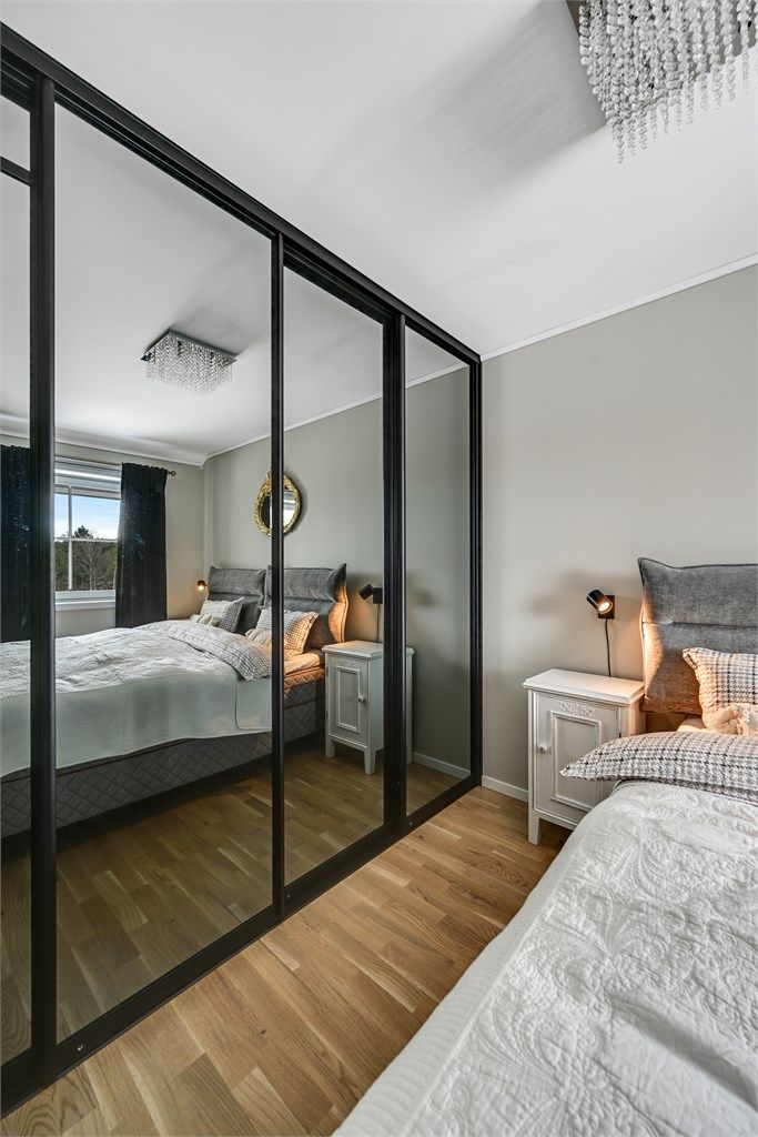 Praktisk skyvedørsgarderobe med speildører for god lagringsplass.