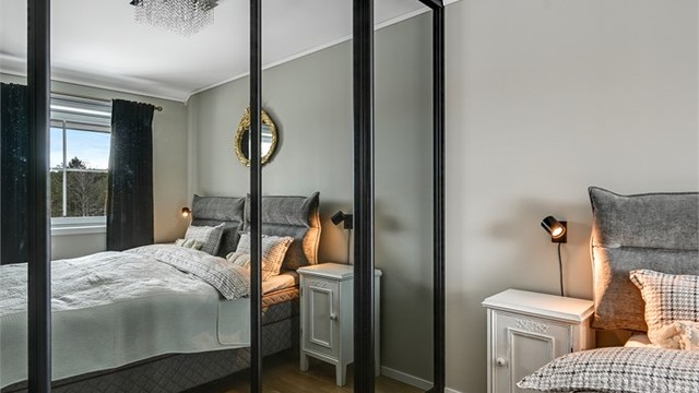 Praktisk skyvedørsgarderobe med speildører for god lagringsplass.