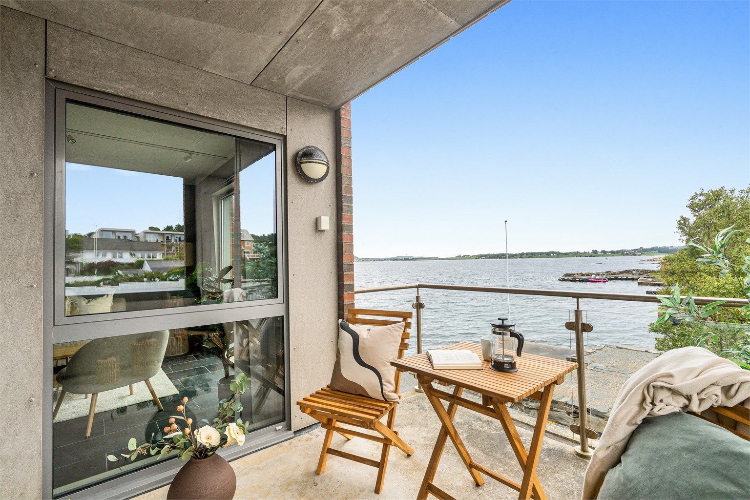 Her kan du nyte kveldsolen over Mastrafjorden 