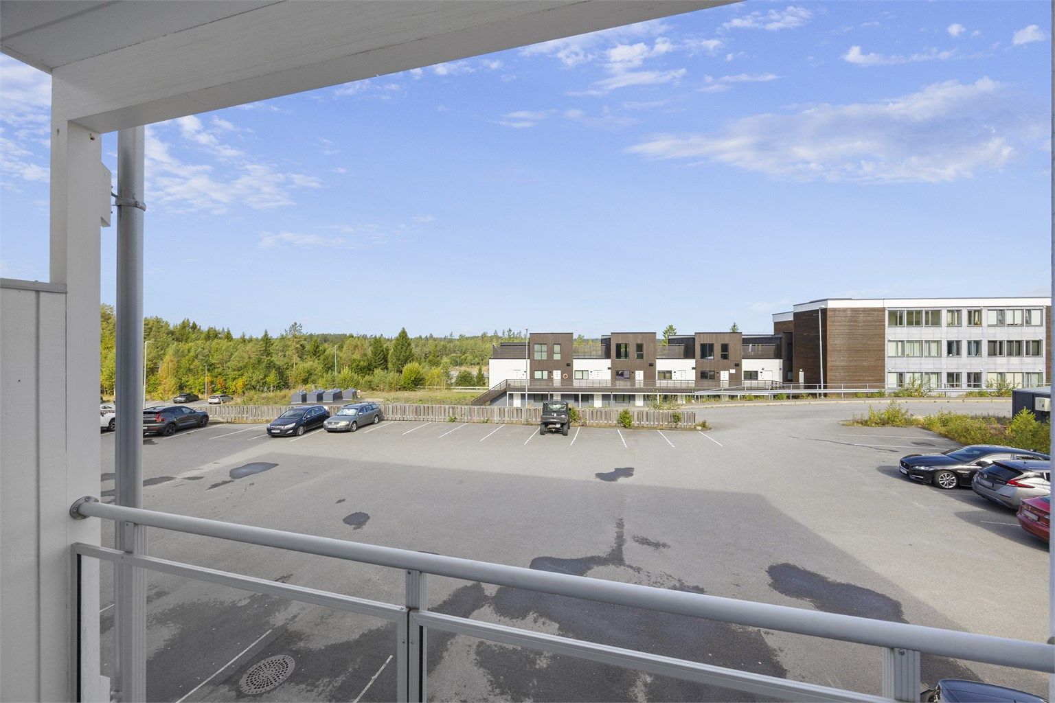 Utsikt fra balkongen over nærområdet.
