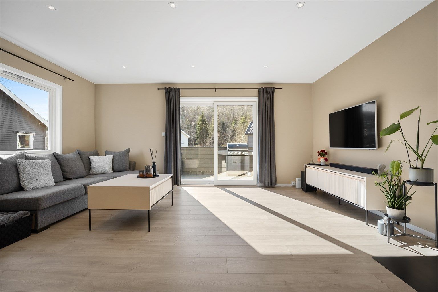 Dowlights i tak og store vindusflater som gir godt med lysinnslipp 