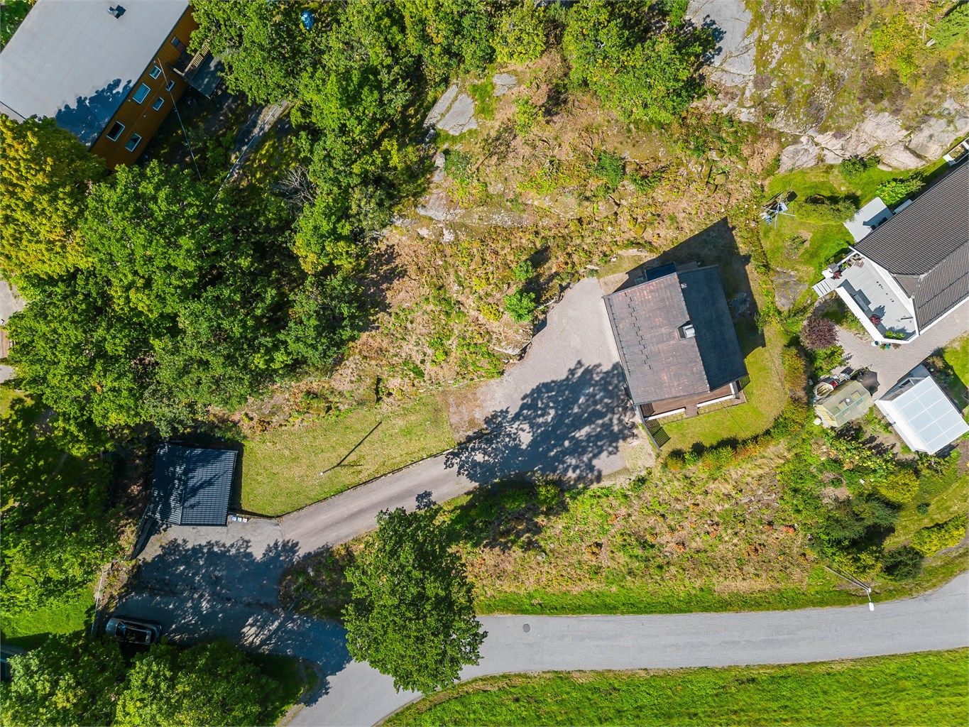 Beliggende mellom garasjen og huset. Fotograf: Kristian Bollæren ved Fotofinish