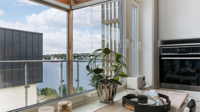 Praktisk spiseplass ved kjøkkenbenken, perfekt for raske måltider.