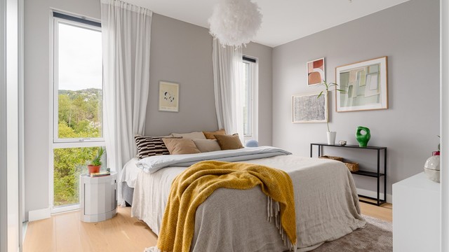 Ingen lar seg sjenere av tretoppene utenfor og rommet har god plass til en stor dobbeltseng mellom vinduer fra gulv til tak!