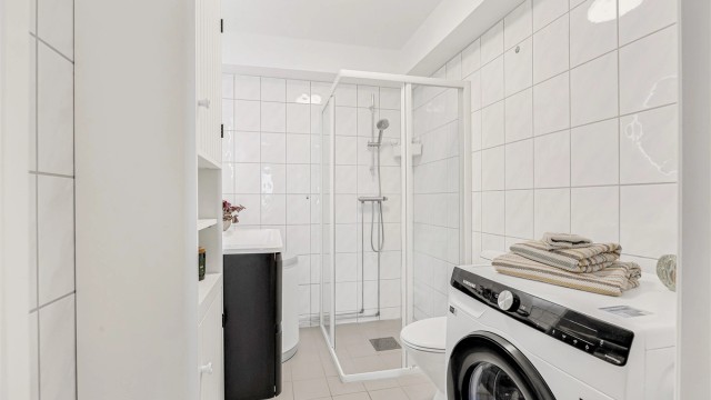 Lyst og funksjonelt baderom fra byggeåret.