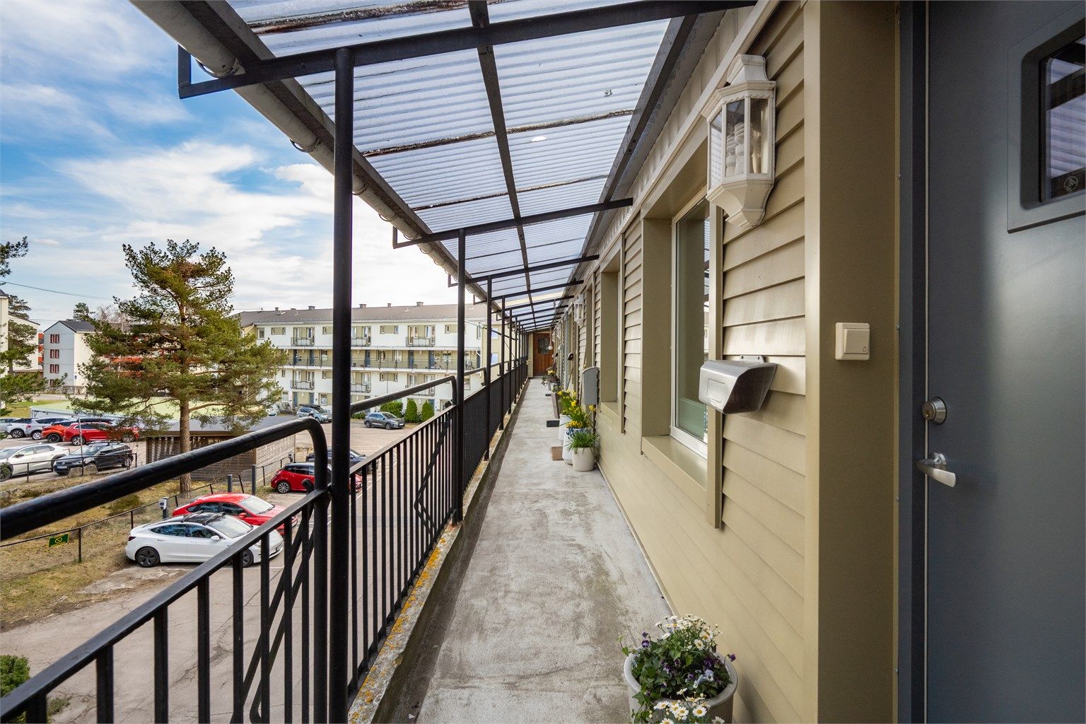 Svalgangen gir en privat og skjermet inngang til boligen.