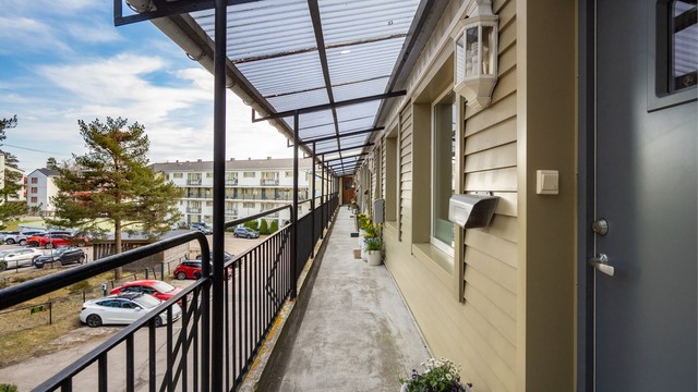 Svalgangen gir en privat og skjermet inngang til boligen.