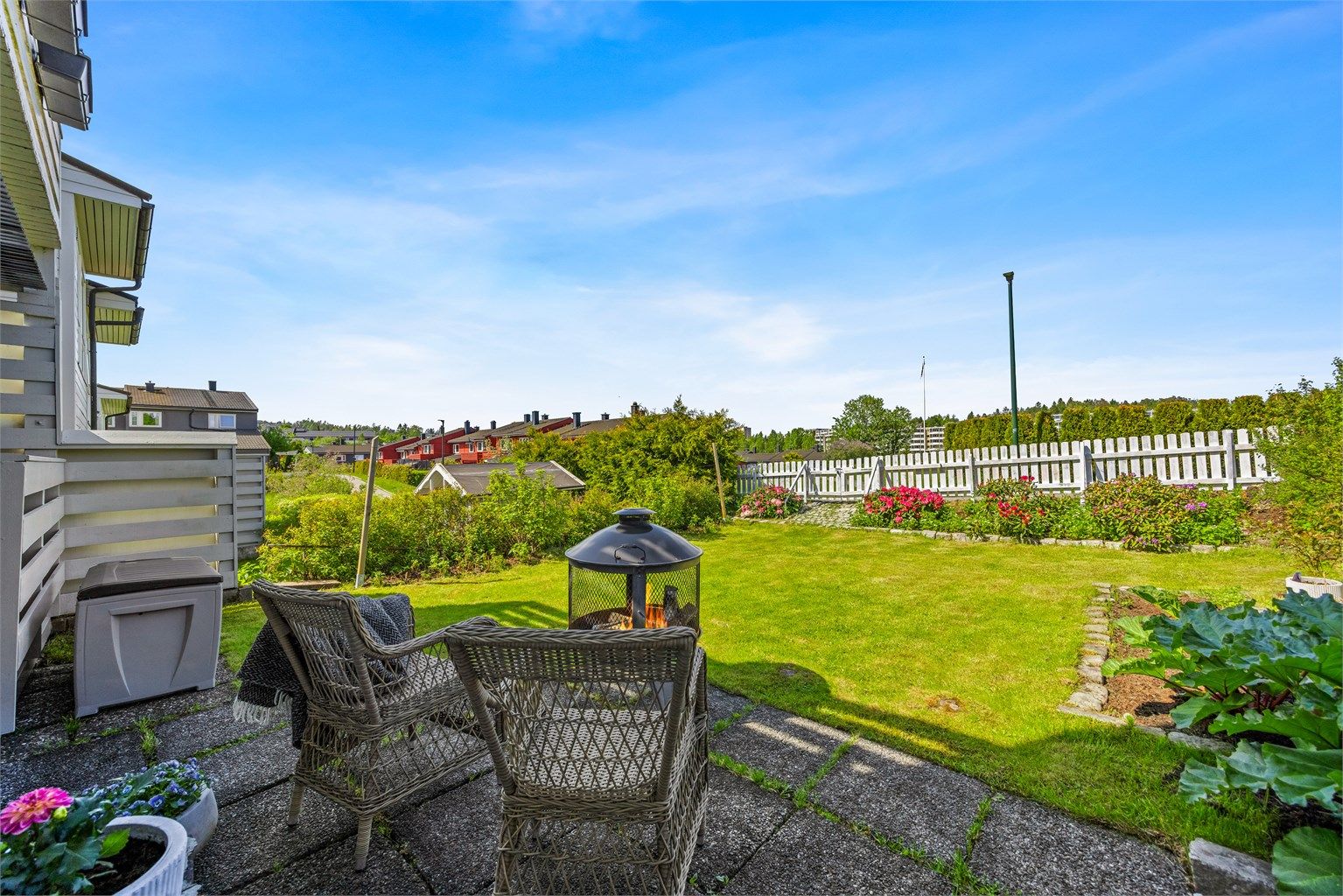 Fra uteplassen har du utsyn over en romslig og velstelt hage med gode solforhold og god plass til både lek og rekreasjon.