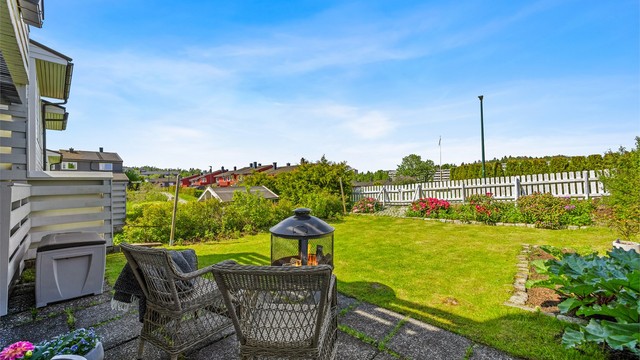 Fra uteplassen har du utsyn over en romslig og velstelt hage med gode solforhold og god plass til både lek og rekreasjon.