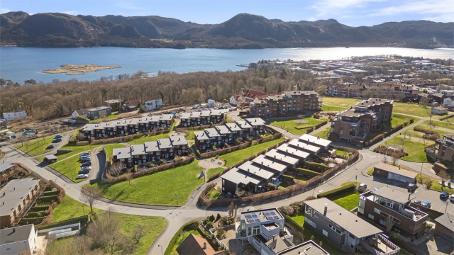 Lene Hviding v/Krogsveen har gleden av å presentere Dronningåsen 54.