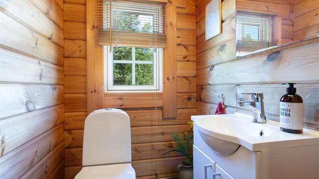 Praktisk med separat toalettrom i tillegg til badet.