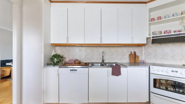 Kjøkkenet har laminert benkeplate, oppvaskkum og vegghengt ventilator.