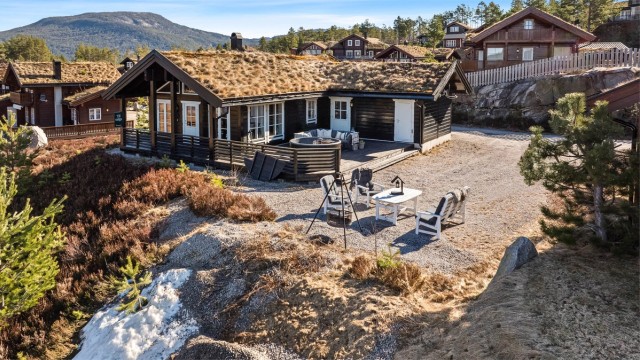 Eiertomt på 651,5 kvm. Tomten har gruset gårdsplass og ellers naturtomt.