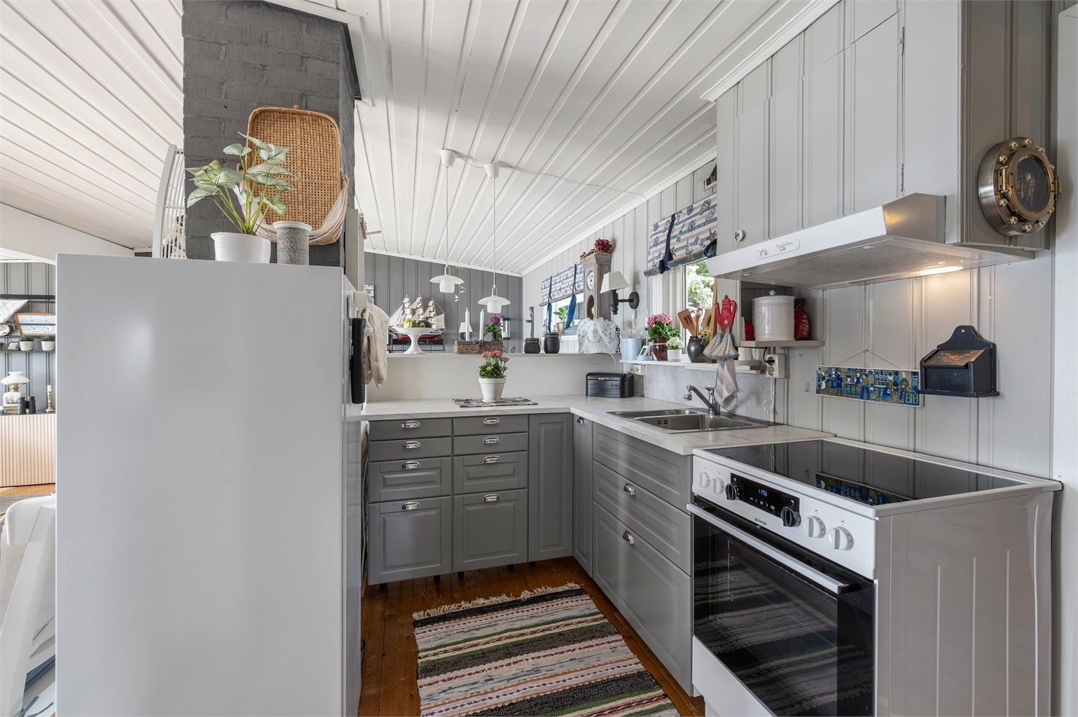 Kjøkkenet ligger naturlig tilbaketrukket fra stuen og er har IKEA-innredning fra 2020 med profilerte fronter og benkeplate av laminat. 