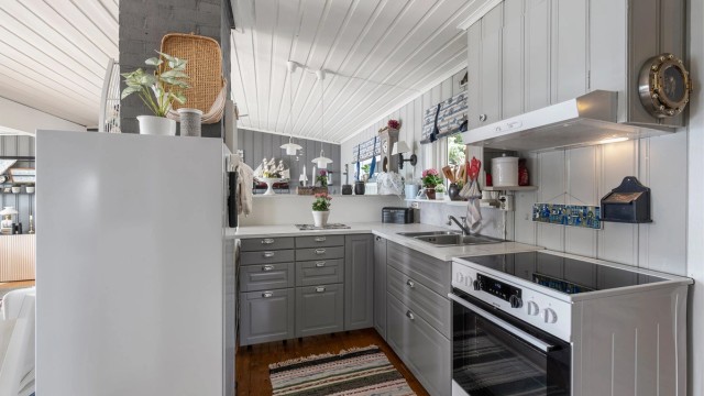 Kjøkkenet ligger naturlig tilbaketrukket fra stuen og er har IKEA-innredning fra 2020 med profilerte fronter og benkeplate av laminat.