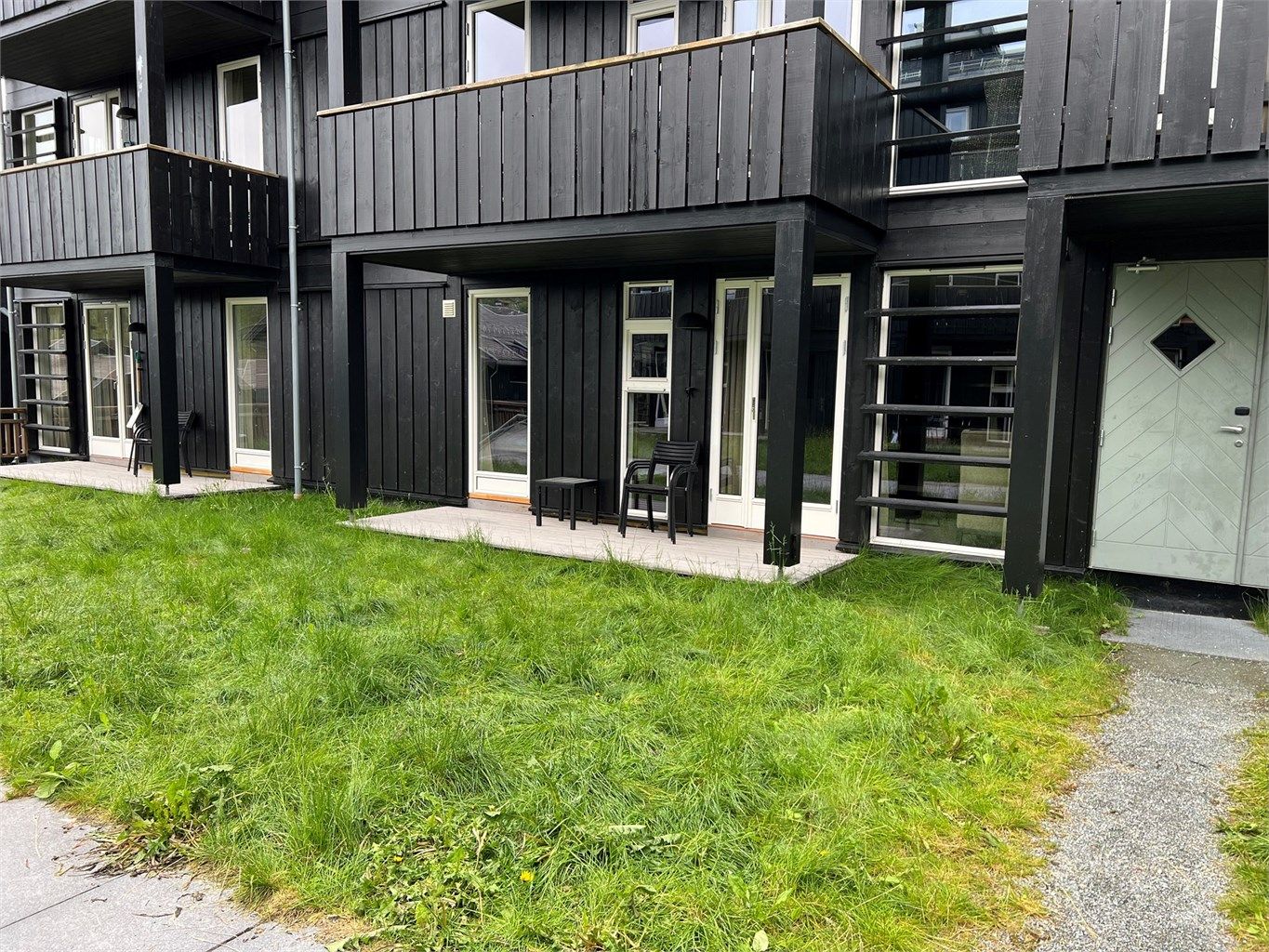 Leil. er tilbaketrukket fra gangstien med plensone i front. Her kan barna løpe ut og inn i trygge omgivelser.