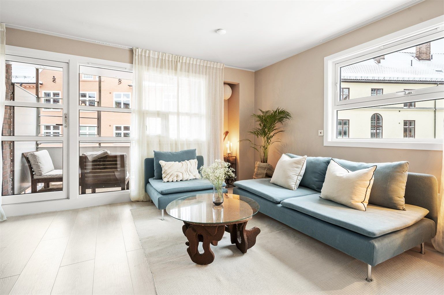 Balkongen har utgang fra stuen.