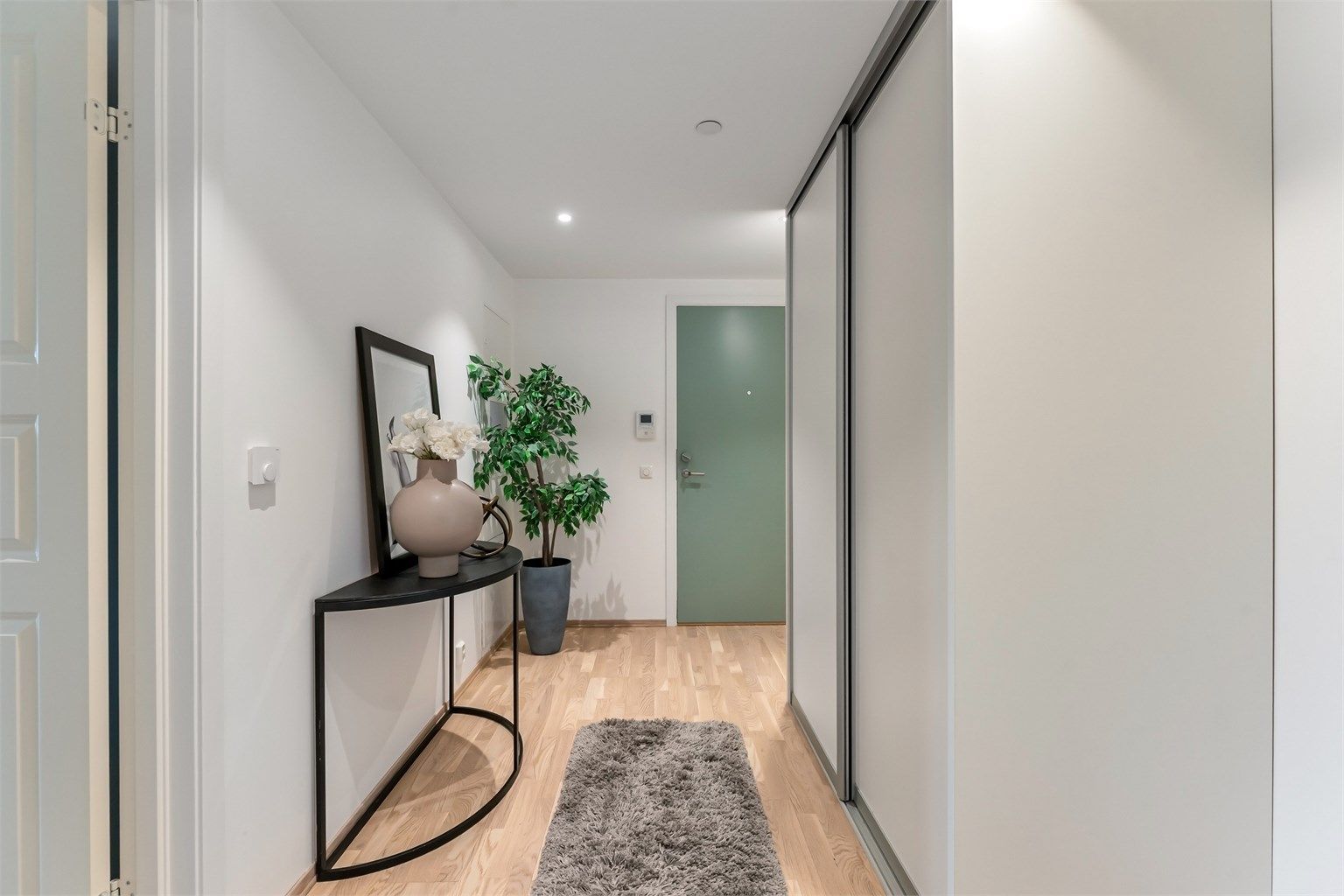 Romslig entré med god plass for yttertøy og sko