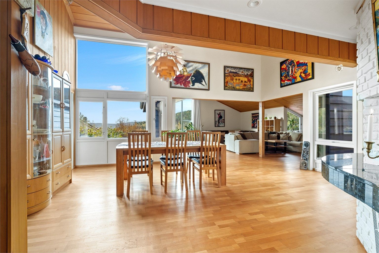 Boligen går over flere plan og byr på generøse oppholdsrom, åtte soverom, tre bad og flere stuer - ideelt for familier som ønsker plass og fleksibilitet