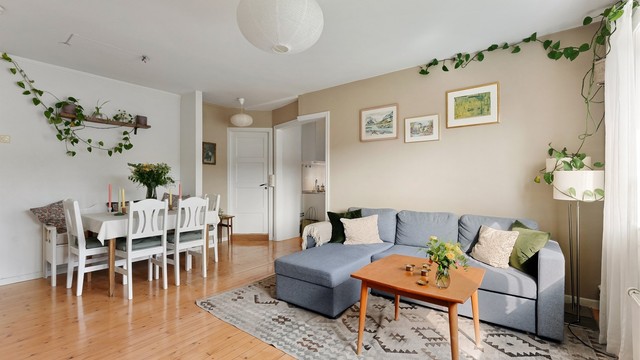 Stuen har plass til både sofagruppe og spisebord.