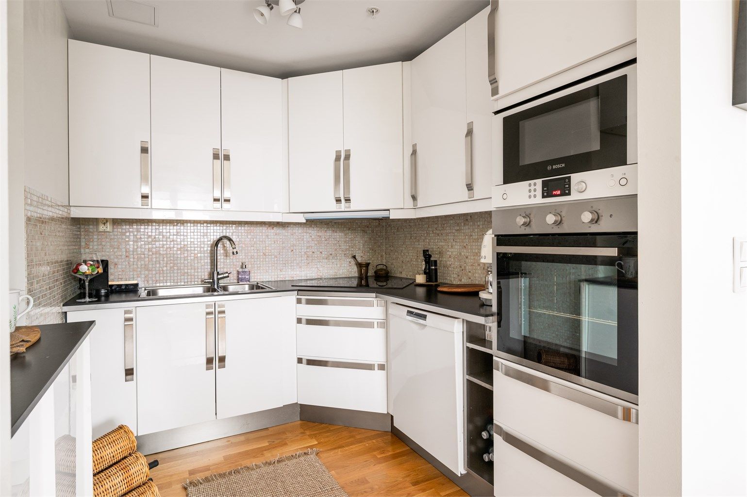 Kjøkkenet har mye skap- og benkeplass. Benkeplater av laminat, med nedfelt rustfri oppvaskkum.