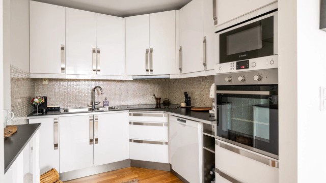 Kjøkkenet har mye skap- og benkeplass. Benkeplater av laminat, med nedfelt rustfri oppvaskkum.