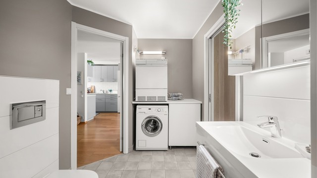 Badet ble oppgradert i 2020 med membran på gulvet, fliser, varmtvannsbereder, dusjkabinett samt baderomsinnredning. Gulvet er flislagt med varmekabler, og veggen mellom servant og speilskap er flislagt. Det er opplegg for vaskemaskin og tørketrommel.